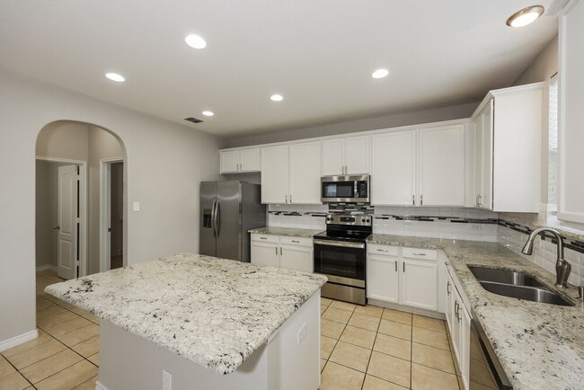 Building Photo - 824 Honey Dew Ln