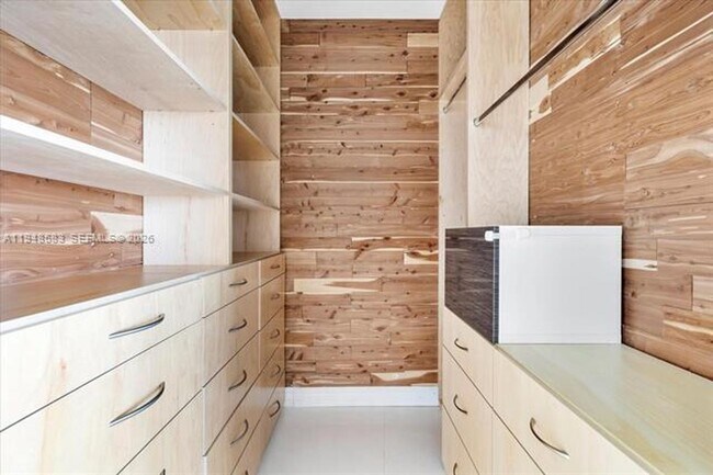 Building Photo - 601 NE 36th St