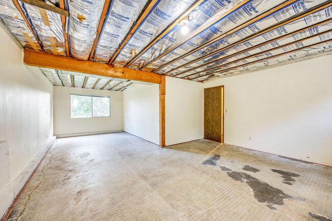 Building Photo - 3 Bedroom Home with Basement and Attached ...