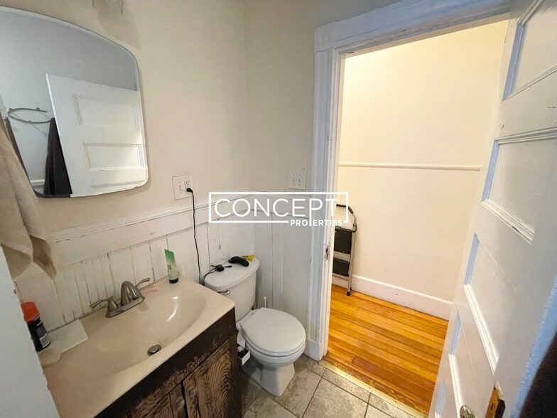 Building Photo - 65 Hillside St