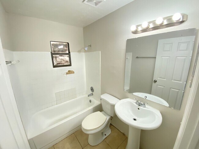 Building Photo - 601 Encino Way