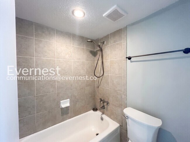 Building Photo - 4 Bed / 2 Bath Modern Home / Pet-Friendly / Available Now!