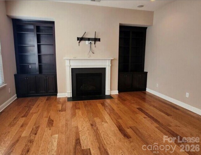 Building Photo - 317 Montibello Dr