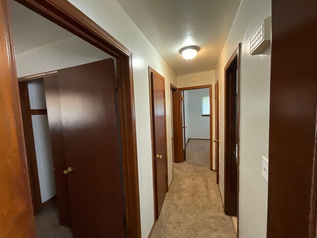 Building Photo - 3 bed, 1.5 baths, 2 car garage