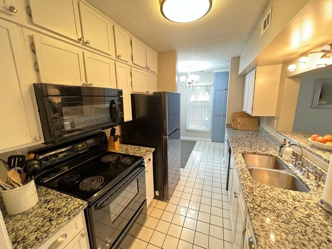 Building Photo - Adorable 3 Bedroom Townhouse w/ 1st Floor Bedroom