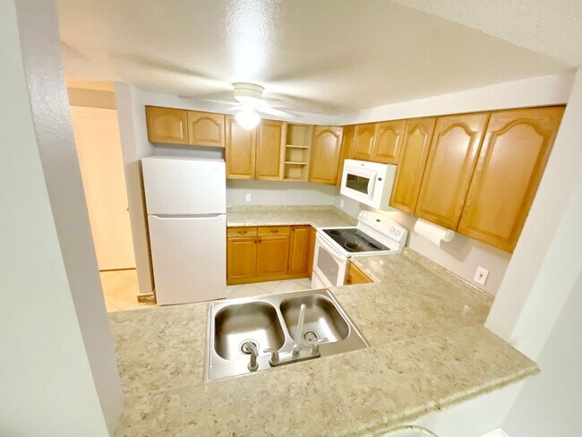 Building Photo - Rare 3-Bedroom, 2-Bath Condo in Sunny Sout...