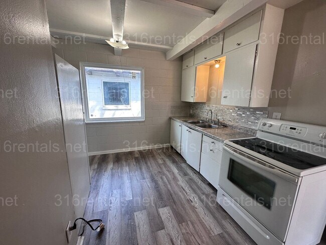 Building Photo - $575 - 1 bed 1 bath - Duplex located in th...