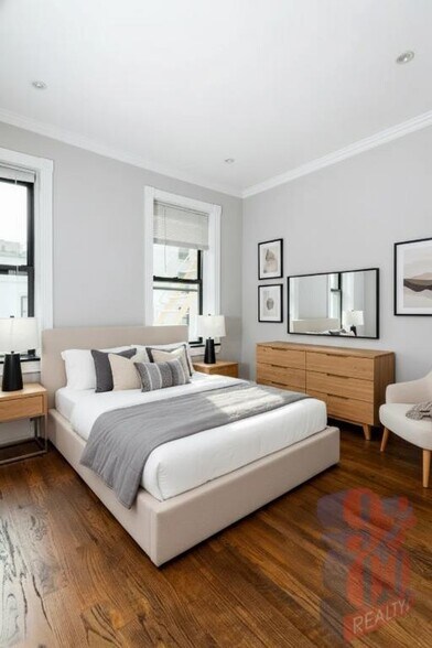 Building Photo - 213 E 26th St