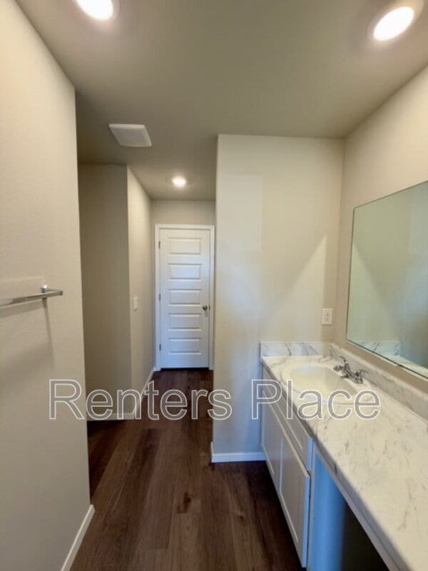 Building Photo - 1004 W Lawton Rd