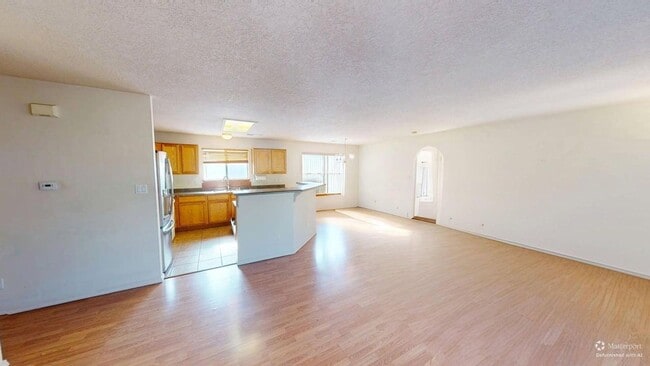 Building Photo - Centrally located 3 bed 3 bath home.