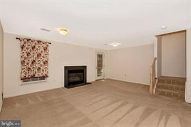 Building Photo - WELL MAINTAINED TOWNHOUSE WITH ONE CAR GARAGE, DECK,
