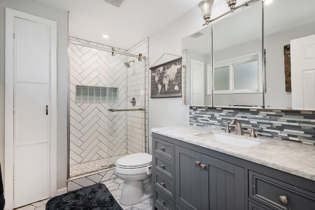 Building Photo - Beautiful home on large lot. Available 5/15