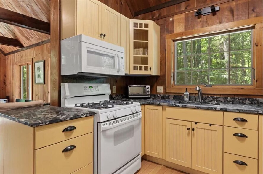 Building Photo - 46 Christmas Tree Ln