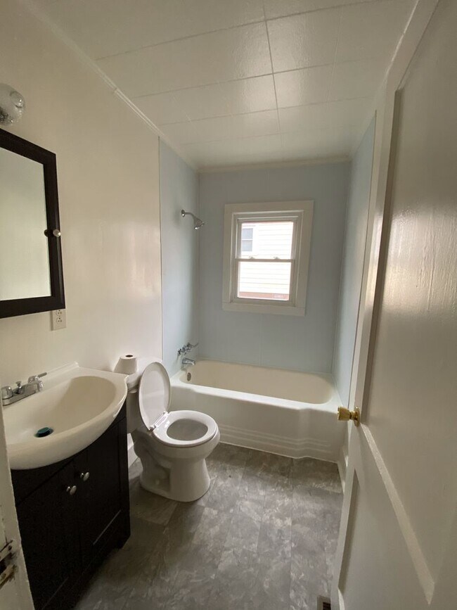 Building Photo - 312 Willow Ln