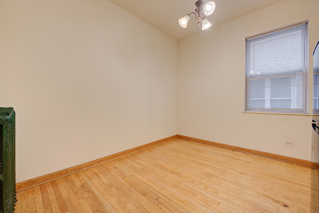 Building Photo - 4518 N Sheridan Rd
