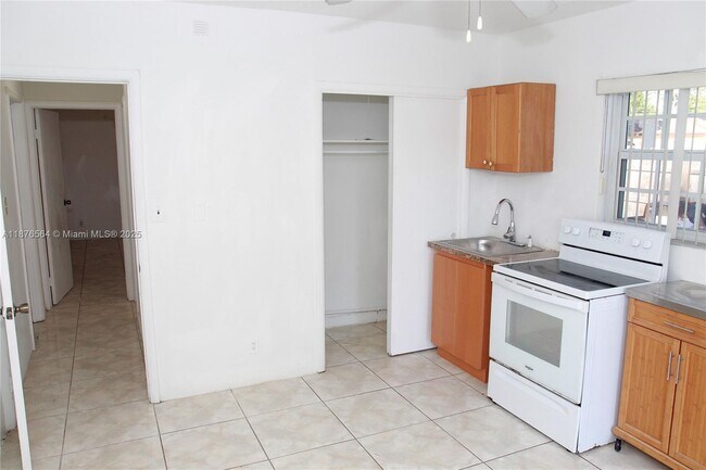 Building Photo - 3458 Capri Dr