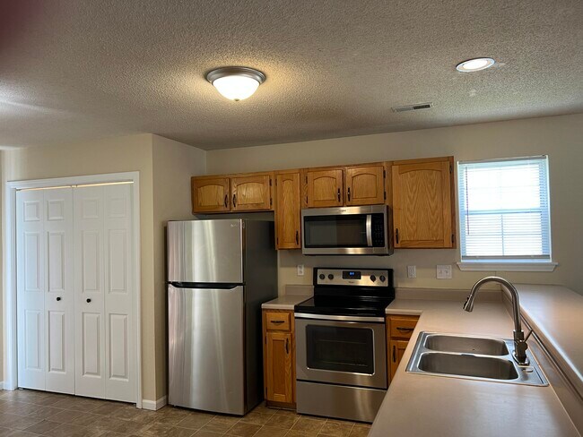 Building Photo - 302 Nikki Way