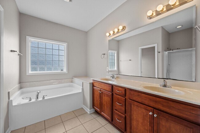 Building Photo - 115 Ravenscroft Way