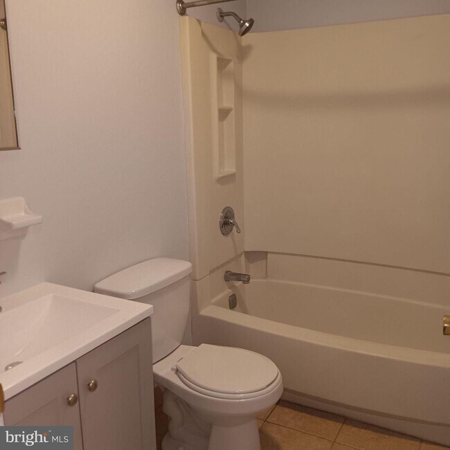 Building Photo - 1732 W Diamond St