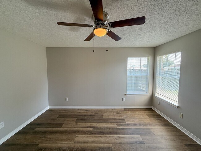 Building Photo - 3 bedroom 2 bath home with all new floorin...