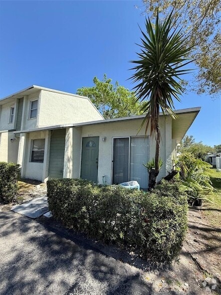 Building Photo - 873 Crystal Lake Dr