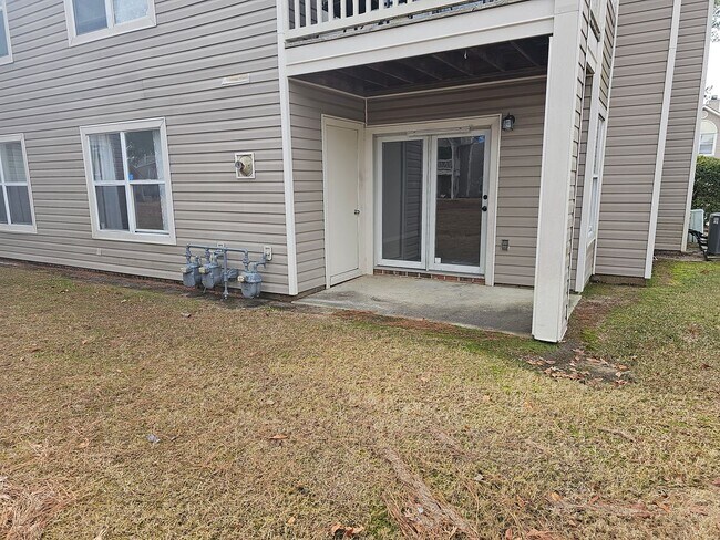 Building Photo - Newly Renovated 2 Bedroom, 2 Bath Condo in Gated Community.