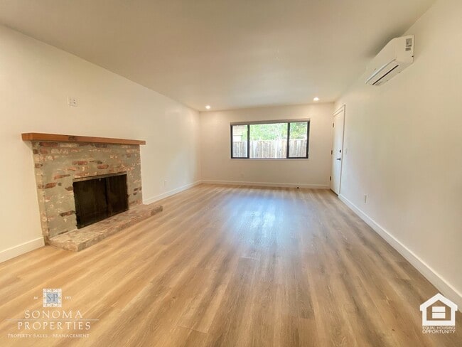 Building Photo - ***PRICE REDUCTION*** Modern Downstairs 2-...