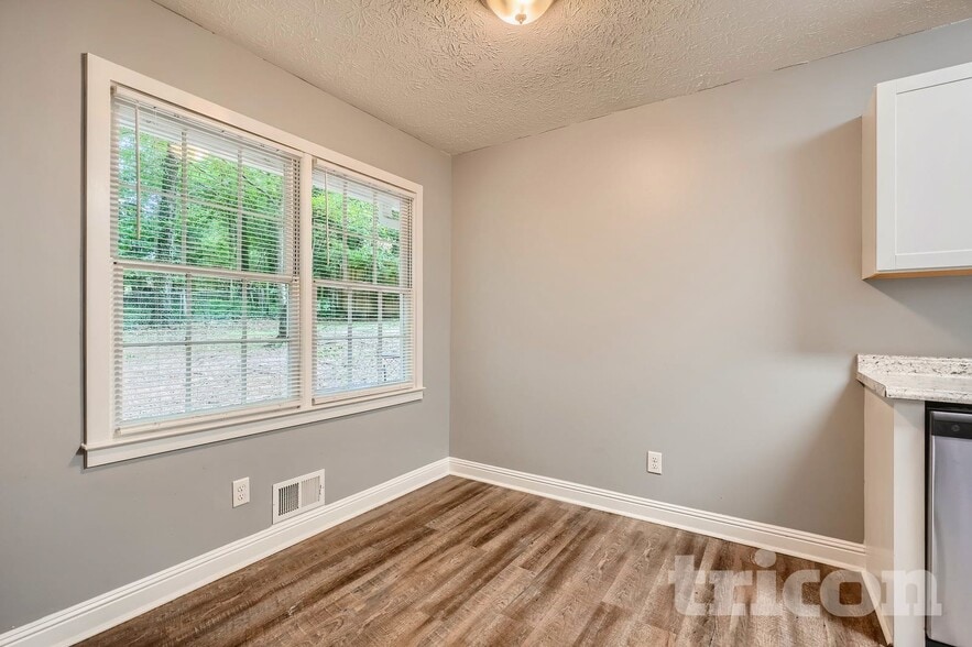 Building Photo - 847 Raintree Way SE