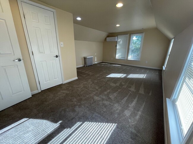 Building Photo - Updated 3bed / 3bath farmhouse.  Nice Location.