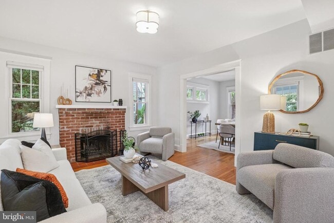 Building Photo - 2439 Monroe St NE