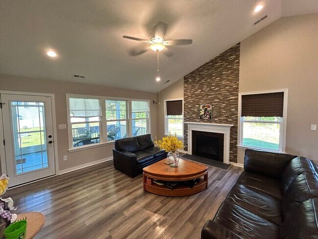 Building Photo - 2157 Kennington Pkwy N