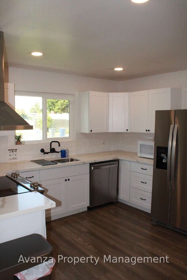 Building Photo - Home for Rent 4 Bed/3 Bath - 1,791 Sq Ft. Rent: $2,750/month Security Deposit: $2,850 Bullard Hig...