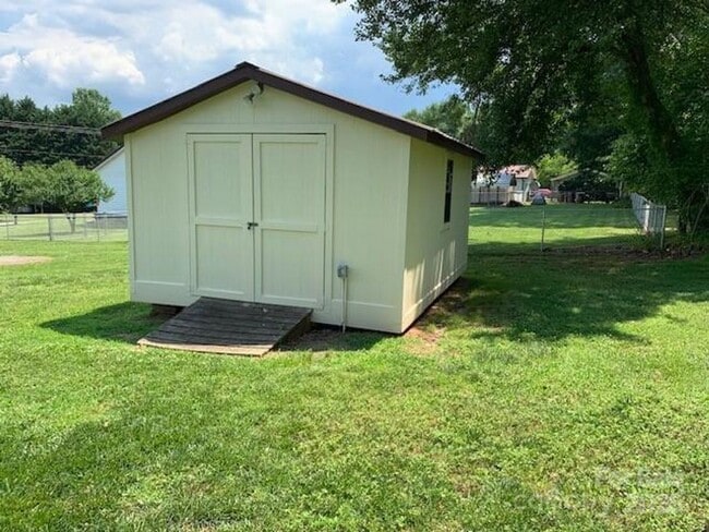 Building Photo - Move-In Ready 3BR/2BA with New Appliances ...