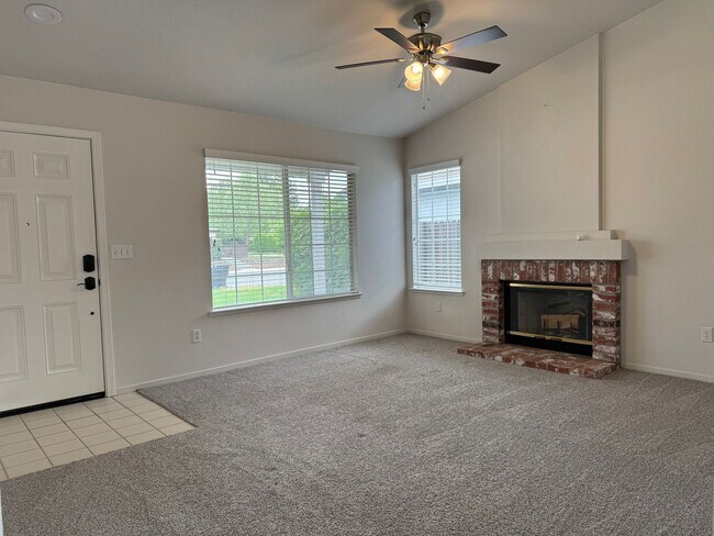 Building Photo - Recently remodeled charmer!