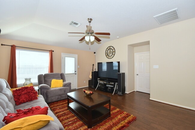 Building Photo - BEAUTIFUL 3 BEDROOM 2 BATH WITH WOOD TILE ...