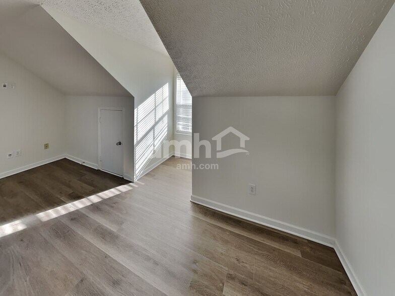 Building Photo - 2126 Burgess Ln