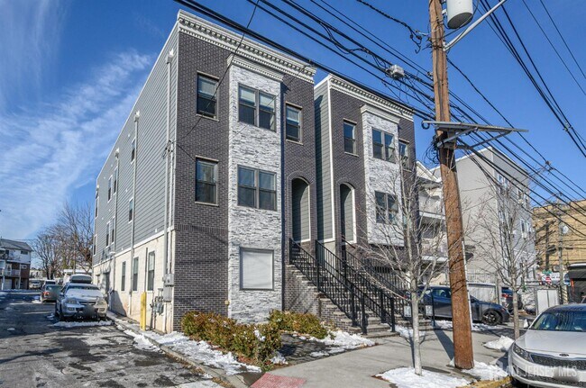 Building Photo - 197 Garfield Ave