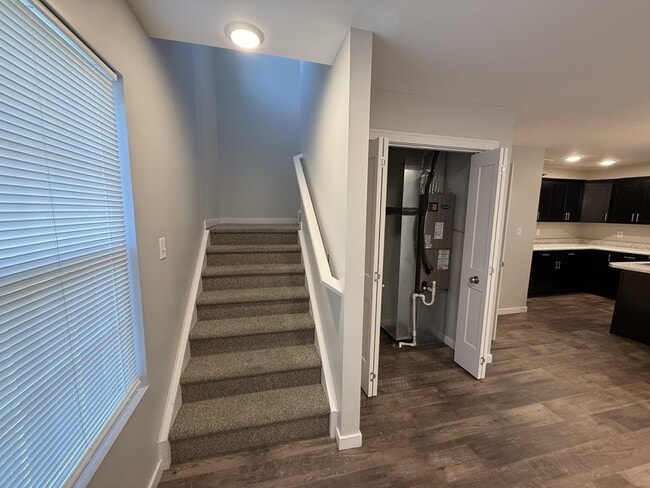 Building Photo - 408 Creekview Dr