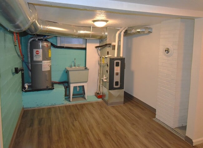 Building Photo - Move in special!  $1,500 off 1st months rent!