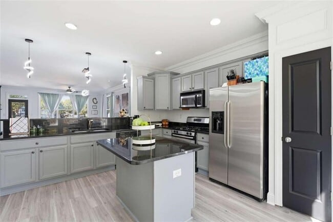 Building Photo - 9931 Mancunian Way