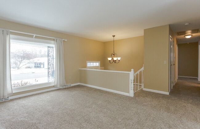 Building Photo - Large 3 Bed 1.5 Bath Maumee Home!