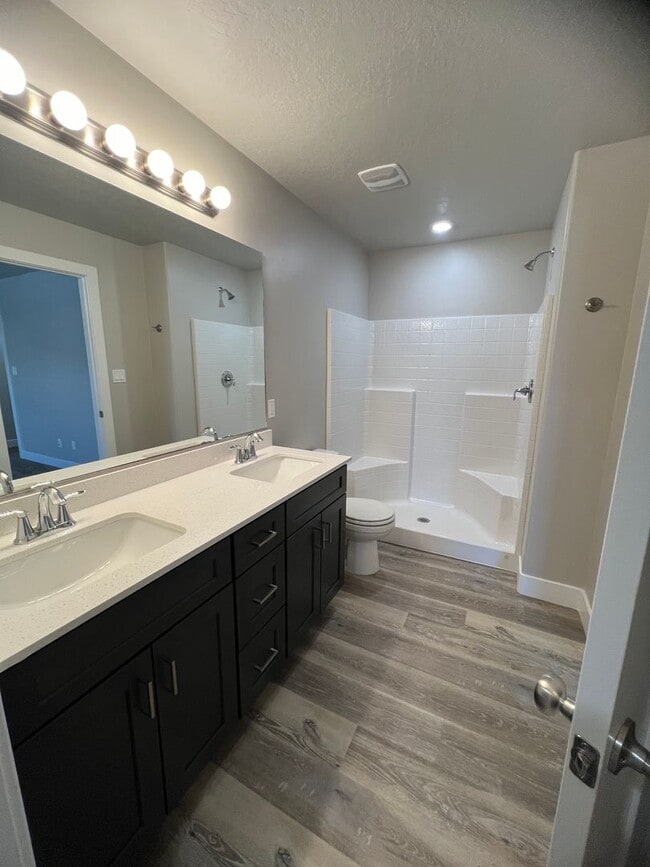 Building Photo - Ready To Move in! New 2 Bed 3 bath!