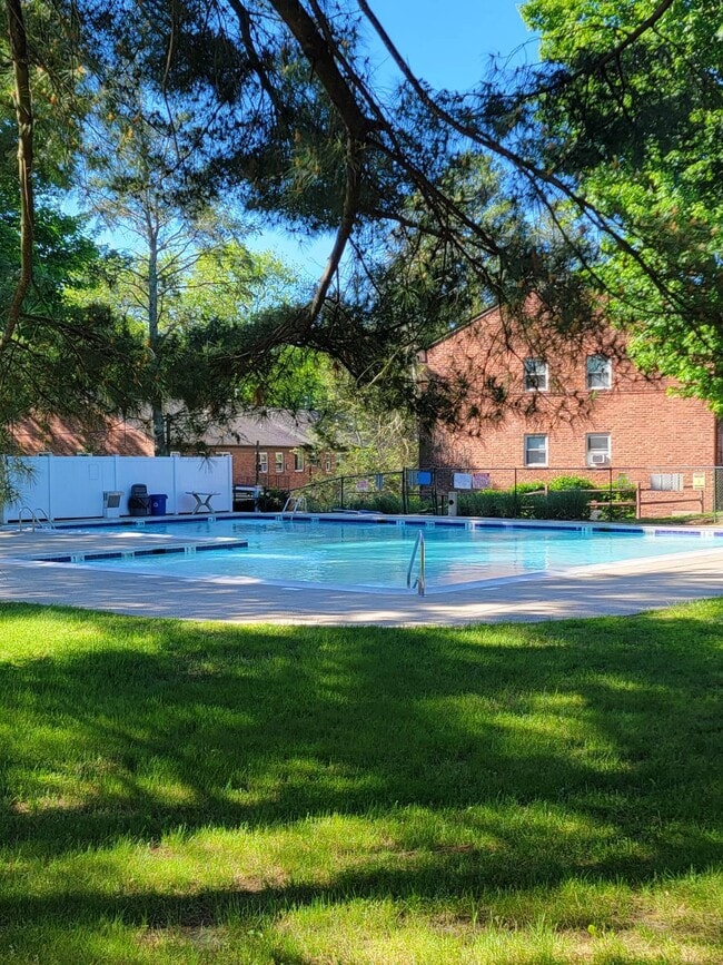 Building Photo - 15 Fieldstone Dr