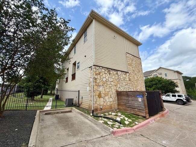 Building Photo - 1402 Parker Ln