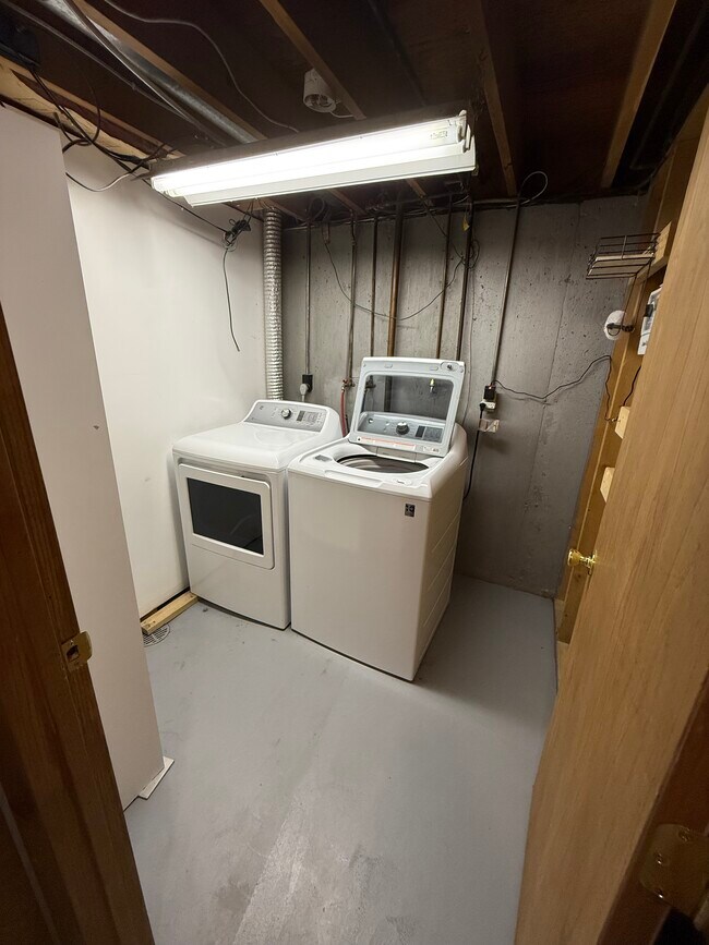 Building Photo - 1127 E Reynolds St