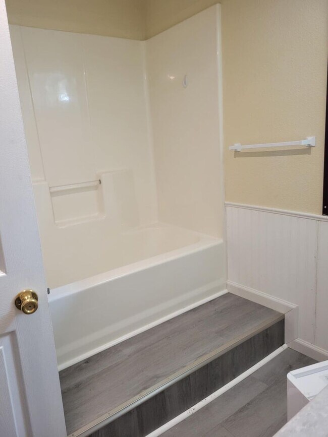 Building Photo - NOVEMBER SPECIAL!!!!!4 bedroom 2 bathroom ...