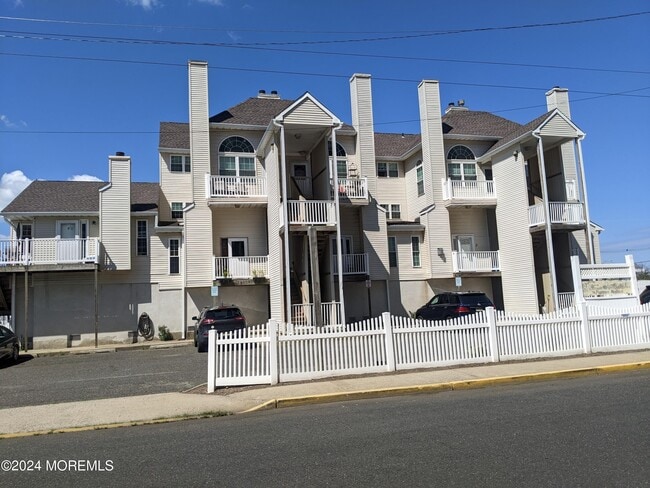 Building Photo - 11 Raritan Ave
