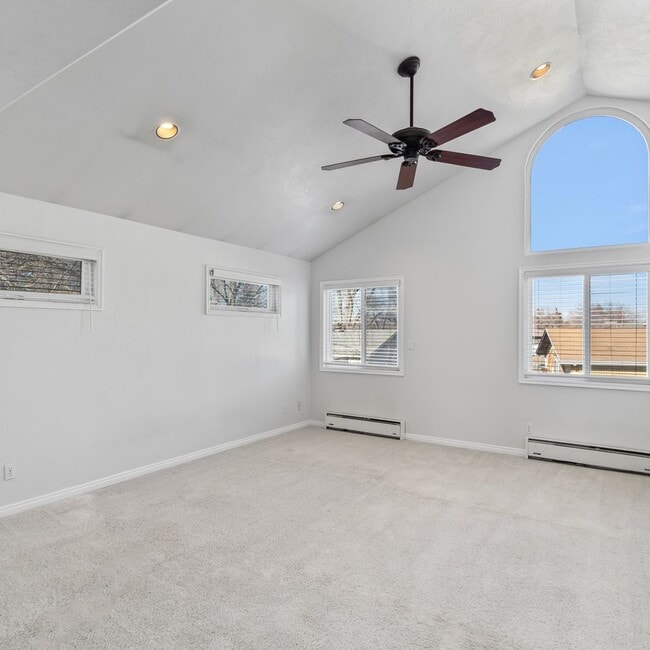 Building Photo - Large Murray 4 Bedroom Home