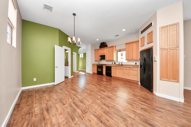 Building Photo - 832 W 27th St