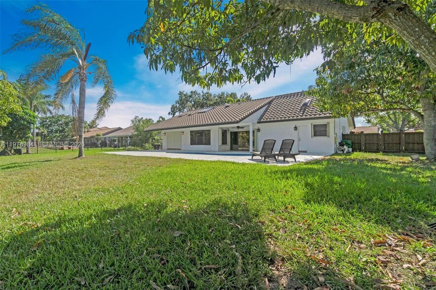 Building Photo - 5621 Carriage Ln